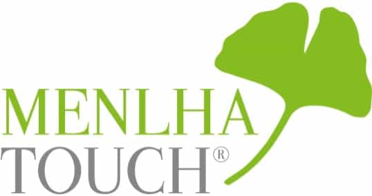 Das Logo zeigt den Schriftzug "Menlha Touch" in hellen Farben. Rechts oben befindet sich ein stilisiertes Ginkgo-Blatt. Der Hintergrund ist weiß.