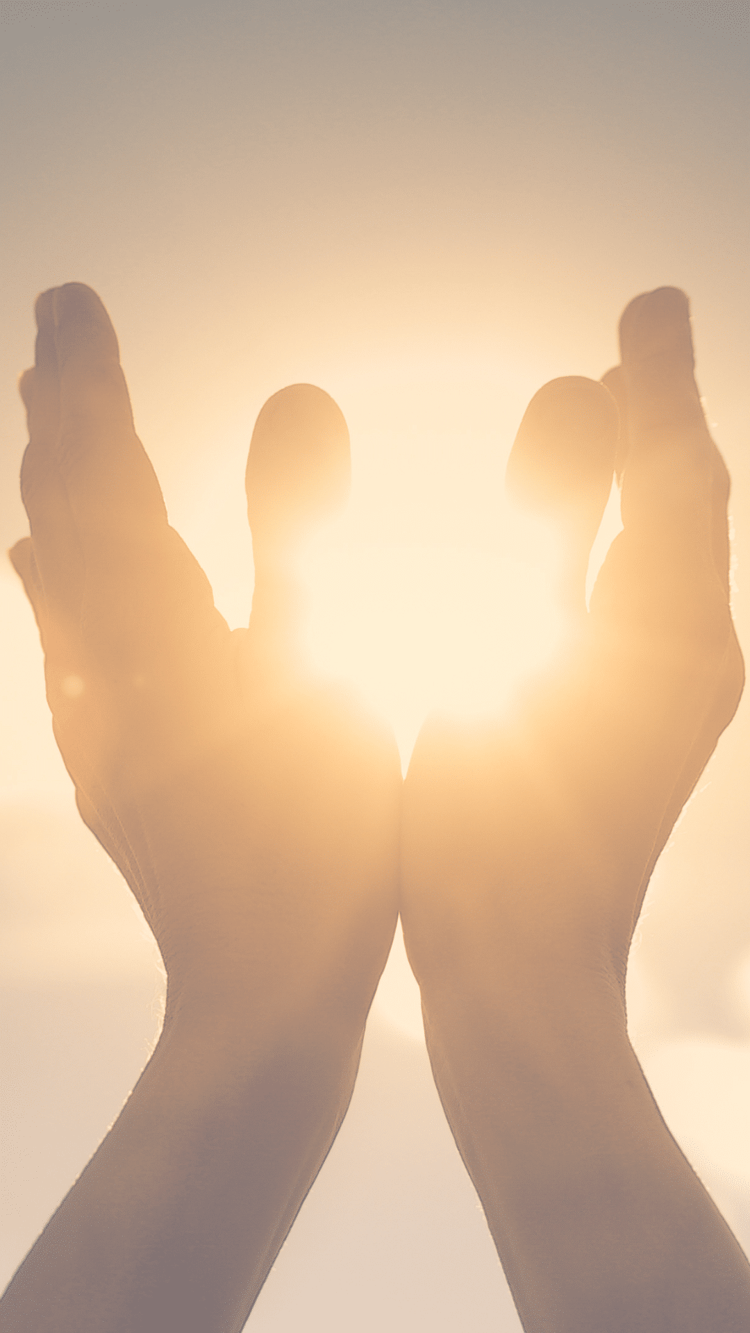 Sonnenmeditation - Hände im Licht der Sonne. Zwei Hände umschließen das Sonnenlicht in einer meditativen Geste.